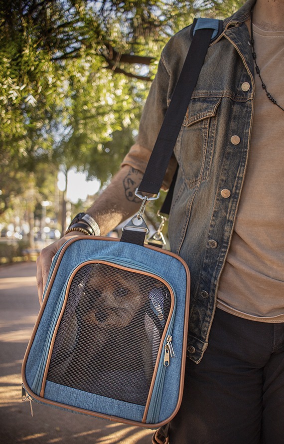 Bolsa Pet Expansível Transporte Cão e Gato Luxo - Meepets Foto de homem carregando no ombro a bolsa pet expansível com um gato